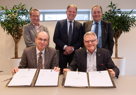 Jan Hendrik Dronkers, Hans Ruijter en Patrick Buck ondertekenen intentieverklaring met Zweedse collega. Foto : Jorrit 't Hoen.