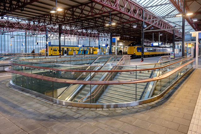 Nieuwe trappen op station Eindhoven. Foto: Leo de Warem.