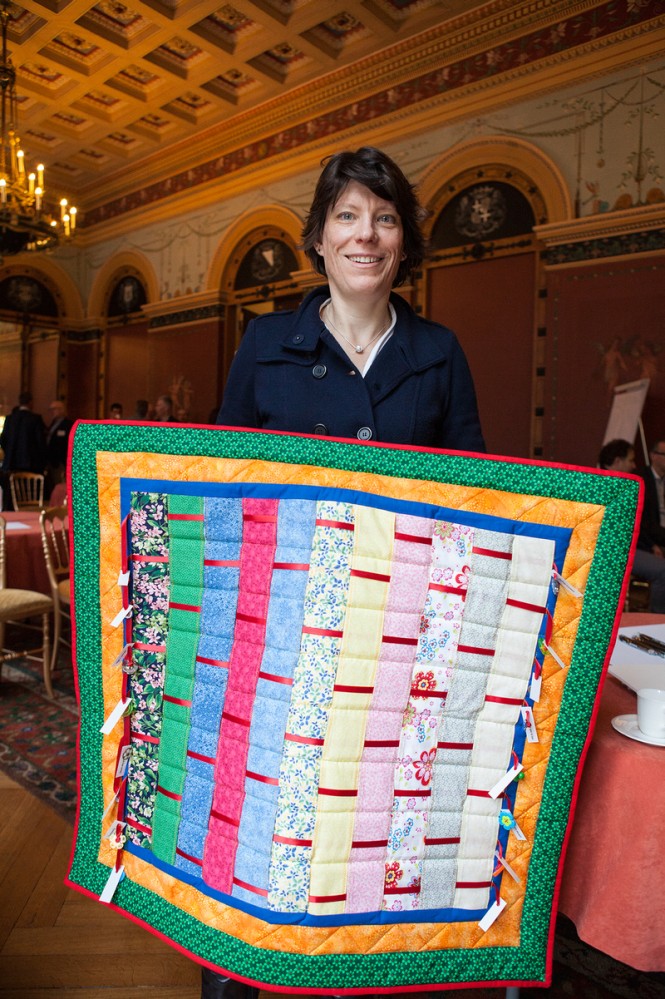 Caroline met de door haar gemaakte quilt. Foto: Jorrit 't Hoen