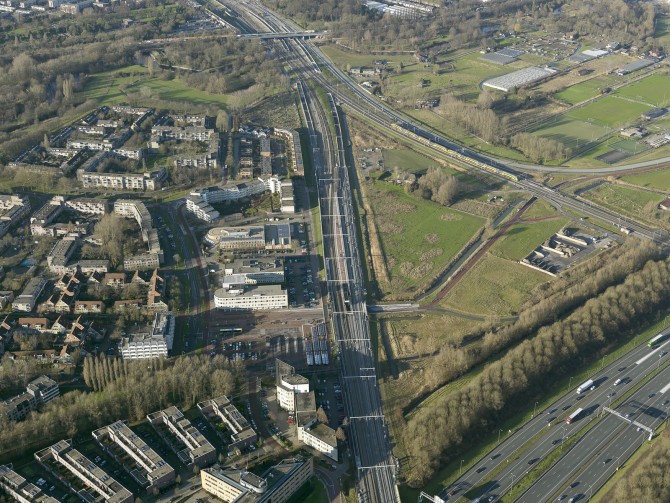 De sporen bij Utrecht Lunetten vanuit de lucht gezien. Onderin de A27. Foto: ProRail.