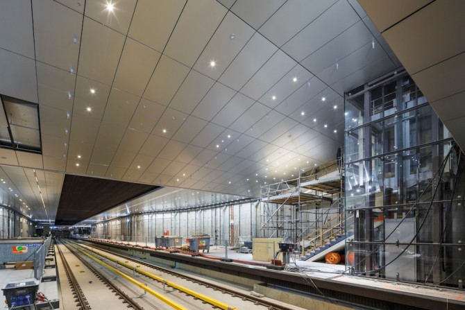 Station Europaplein in 2016. Rechts is een van de zes liften te zien . Alleen bij dit ondergrondse Noord/Zuidlijn station zijn hier ook trappen. Foto: Jannes Linders