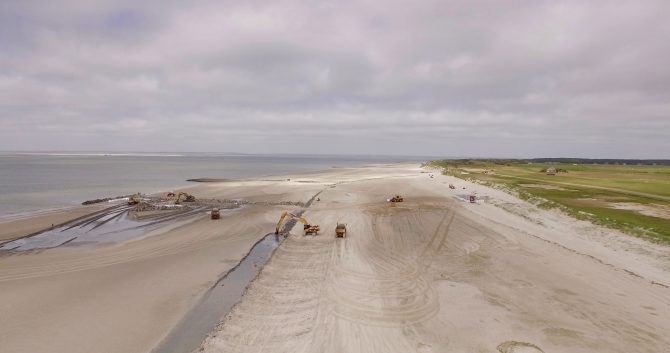  Versterking Waddenzeedijk op Ameland over een lengte van 16,5 km. Project uitgevoerd door Wetterskip Fryslan. Foto door Ron Boelens.
