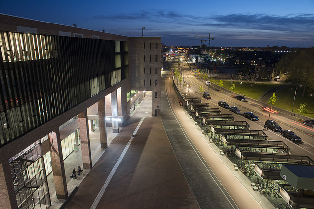 De noordzijde van station Breda met rechts de fietsenstalling. Foto door Nine Creative Agency.