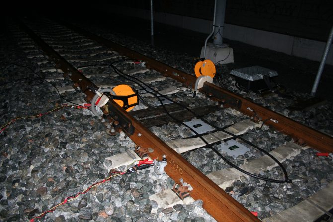 Sensoren in het spoor om tractiestromen te meten rond om een ES (Elektrische Scheidings)-las.