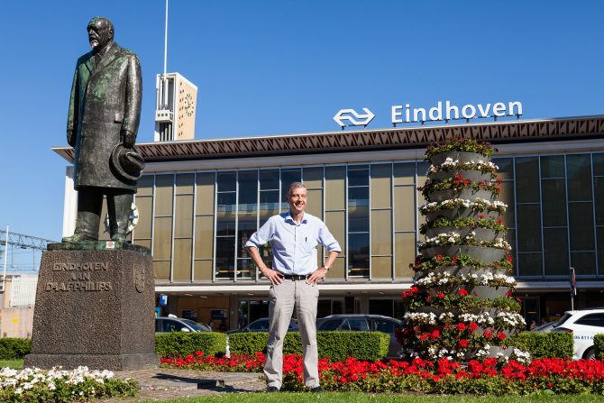 Anton Kamp voor station Eindhoven en naast het standbeeld van Anton Philips. Foto door Jorrit 't Hoen.